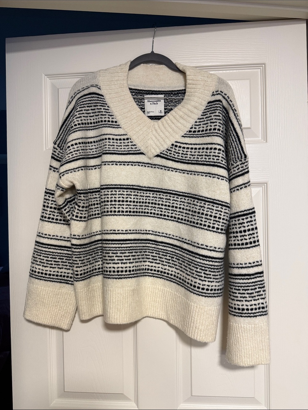 Abercrombie & Fitch Ivory and Black Striped V‑Neck Knit Sweater